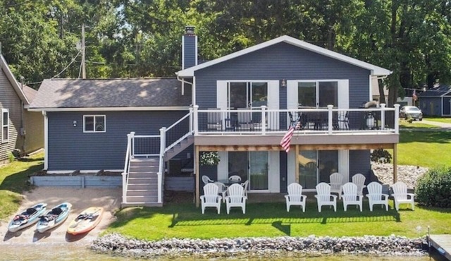 Blue Bungalow - Charming Lakefront Cottage on Canadian Lakes - Sleeps 8