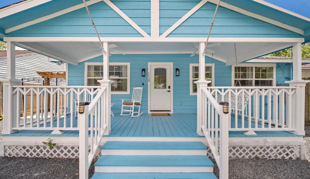Blue Bungalow In Houston Heights! Walkable to Popular Bars