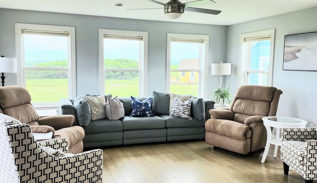 Blue by the Sea w/bunkie- 10 min walk to the beach