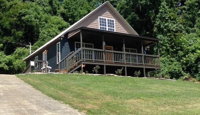 Blue Cabin by the creek, Estillfork creek, perfect getaway