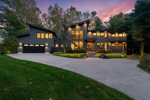 Blue Cedar-Family Friendly 5 Bedroom Home with Lake Access Hot Tub Pool Table and Private Gym