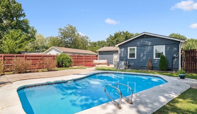 Blue Cedar Poolside Retreat: 3-bedroom home in Broken Arrow with full amenities