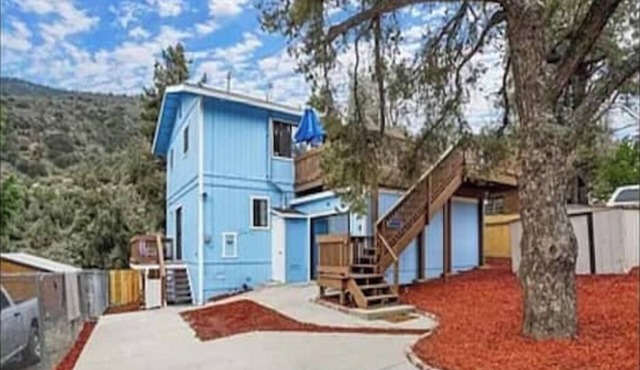Blue Charmer Themed Cabin with Indoor Fireplace