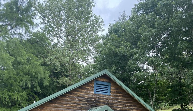 Blue Clouds Ozarks Resort - The Log Cabin/ Honeymoon Suite