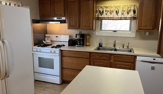 Blue Cottage - 3 bedroom, 1.5 bath, super convenient to ASV