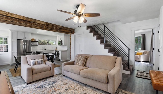 Blue Cottage at Bear Lake: Rustic Serene Retreat 10 miles to North Beach