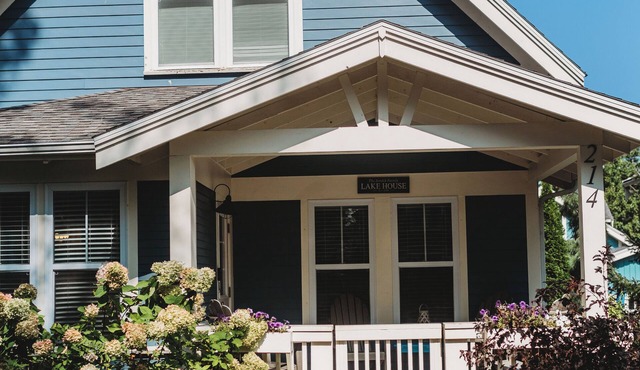 Blue Cottage by the Lake - Walk to the beach, pool and town! Private hot tub!