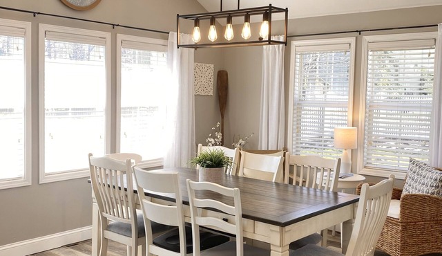 Blue Cottage in the Bay - walk to beach and shops