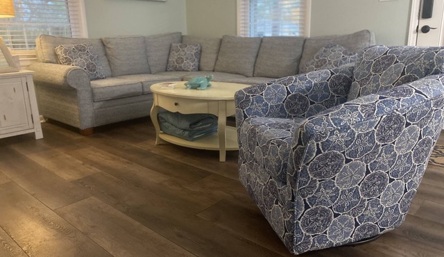 Blue Cottage: Renovated Beachside Retreat, Pet-Friendly w/Fenced Private Yard
