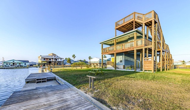 Blue Crab Cove | Rooftop Deck + Kayak Launch