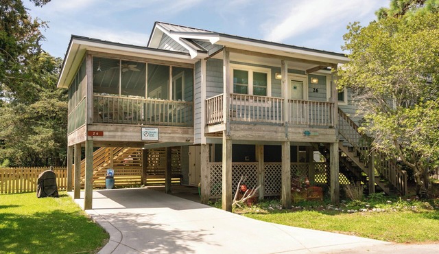Blue Crab: Spacious screened porch, short stroll to the coffee shop.