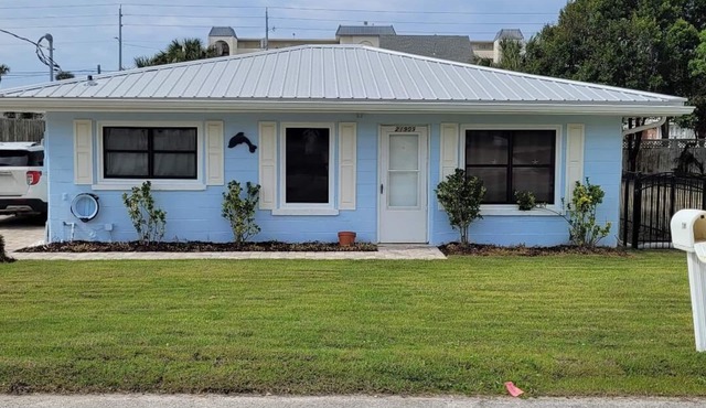 'Blue Dolphin' Beach Cottage - With Private Pool