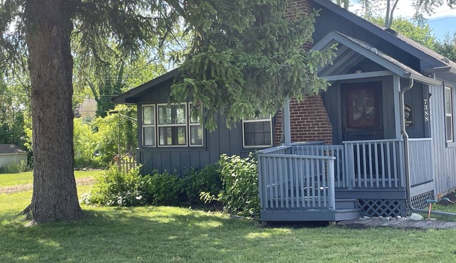 Blue Dolphin Cottage - relax steps away from sandy Lake Huron beaches