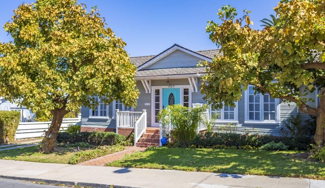 “Blue Door Cottage by the Sea,” La Jolla Village & Cove, Only 4 blocks to Beach