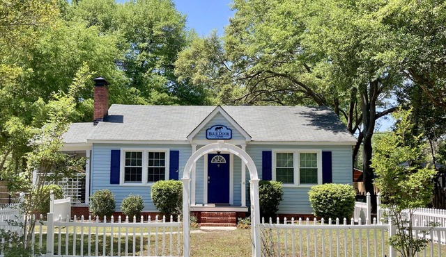 Blue Door Cottage: Downtown charm & convenience, dog-friendly large fenced yard