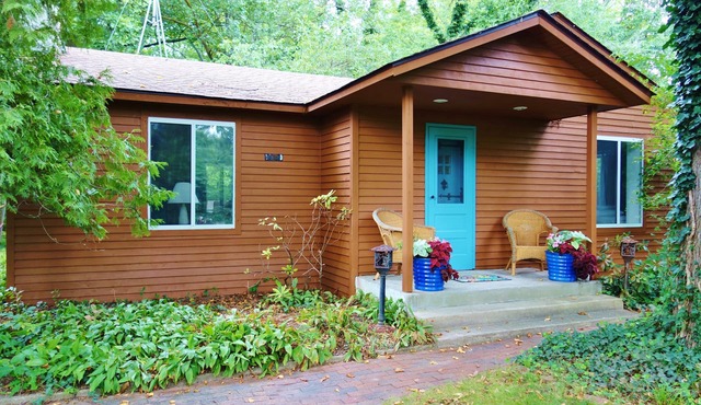 Blue Door Cottage steps from Warren Dunes State Park in charming Harbor Country