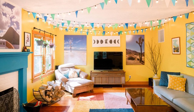 Blue Dream in Yellow Springs: hot tub, sauna, fireplace. Near downtown.