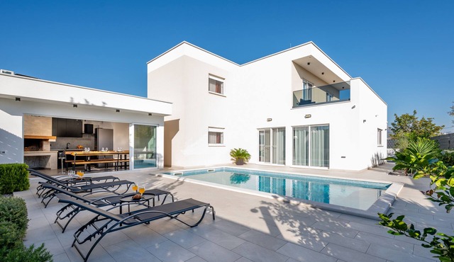 Blue fantasy is new modern villa 5 min from the beach!