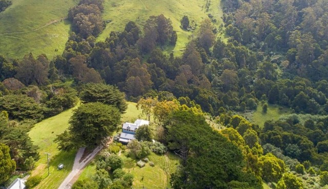 Blue Farm Cottage - Farm escape with incredible views