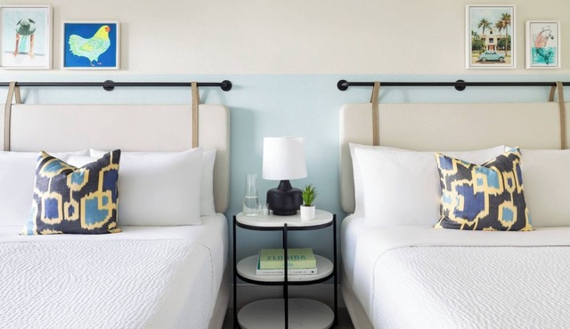 Blue Flamingo Resort l 4 Rooms, Pool, Cabanas, Karaoke & Old Town Shuttle
