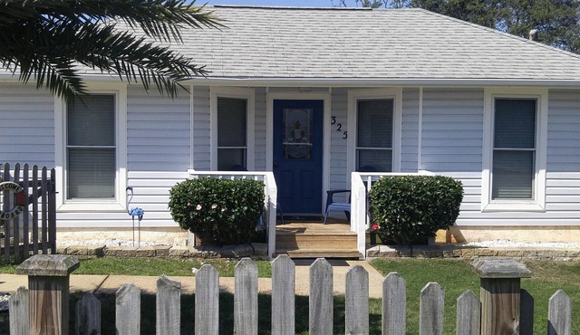 Blue Flamingo- Golf Cart inc, Desirable West End, Dog friendly, Deck