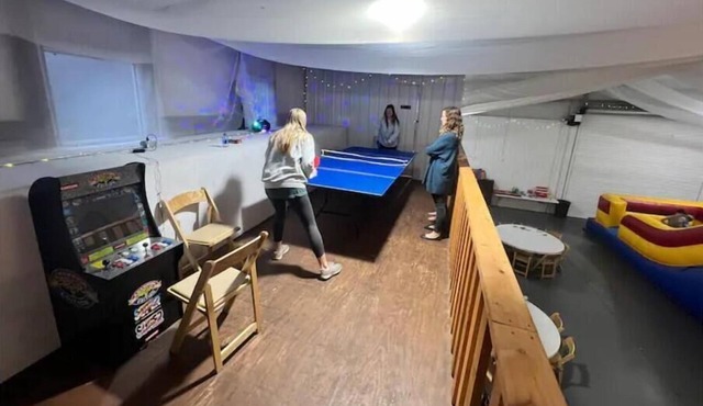 Blue Gill Tiny Cabin on Lake and Indoor Basketball