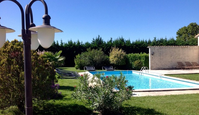 Blue gite in Provence under century-old plane trees at the foot of the Luberon.