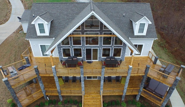 Blue Grotto✬6 BR-Lakefront✬WiFi✬Private Dock✬Hi-Dive✬HotTub✬Fire Pit✬Grill✬Views