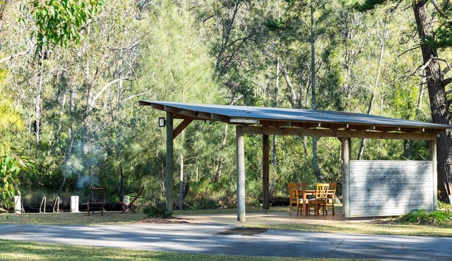 Blue Gum - Tranquil bush cottage on waterfront acreage with boat ramp