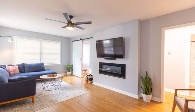 Blue Hapeville Home Minutes from Airport & Downtown