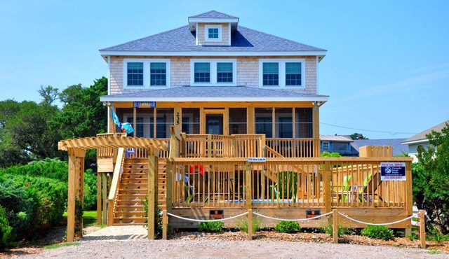 Blue Harbor: Large home on Silver Lake Harbor. Pool and Docking