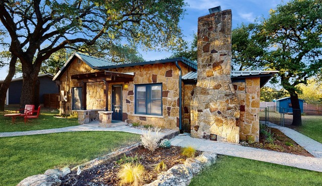 Blue Haus with hot tub, shuffleboard, EV charger - walk to town & wineries