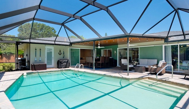 Blue Haven - 4BD/2BA/Bunkbed Room Getaway w Pool - NEAR AIRPORT!