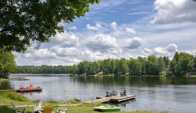 Blue Haven - Beautiful Haliburton Cottage w/ Hot Tub, AC, Wi-Fi, Watercraft