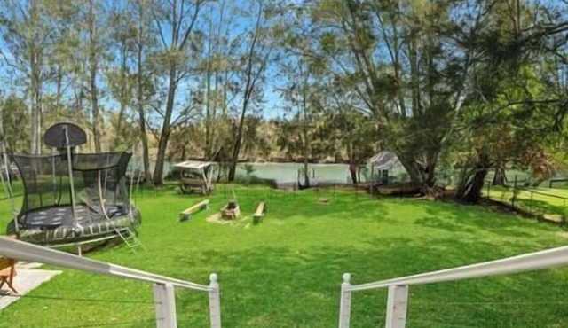 Blue Haven Gypsy Paradise - Cottage plus caravans