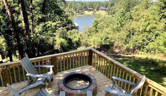 Blue Haven Lake House - Stay on Lake Tuscaloosa! Book for football! Hot Tub!