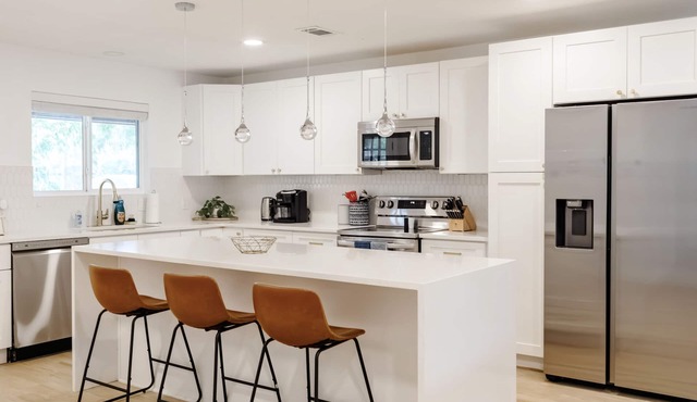 Blue Haven | NEW | Sleeps 8 | Downtown Georgetown