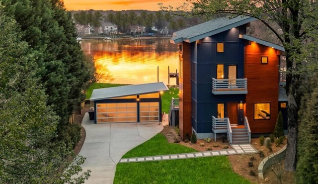 Blue Haven w/Game Room, Hot Tub & Optional Boat Rental