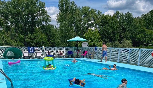 Blue Heaven- Private pool, playground, hot tub!