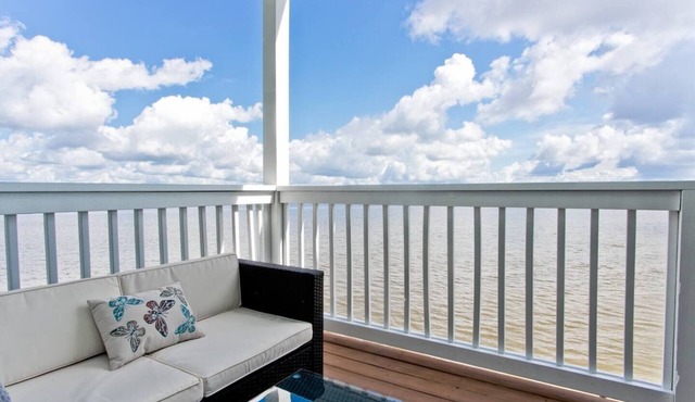 Blue Heaven: Wonderful Waterfront Unit with Kayaks