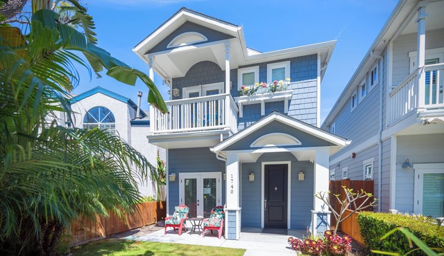 Blue Heron Beach House - Near the Beach with a backyard and bikes!