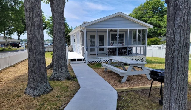 Blue Heron Cottage is cozy & convenient. Renovated March 2023!