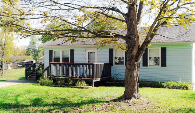 'Blue Heron Cottage' w/Game Room, Deck & Hot Tub