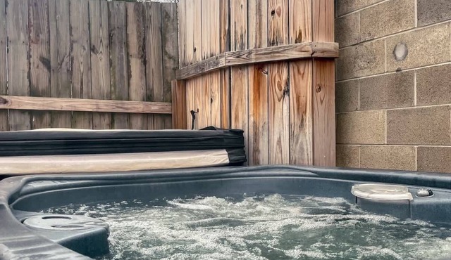 Blue Heron Cottage With Game Room, Deck & Hot Tub