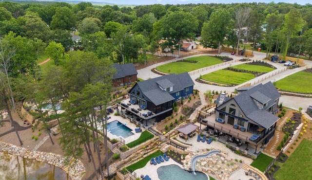 Blue Heron & Gray Fox by AvantStay | 2 Lakefront Homes, Sleeps 44, Pools