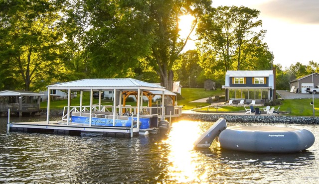 Blue Heron Haven on High Rock Lake - Hot Tub on Dock- Lakeside Firepit & Arcade!