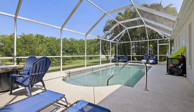 ⚓Blue Heron House! Cozy home w/heated pool and pool toys! Water view out back!⚓🌅