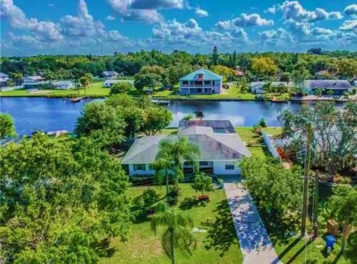 Blue Heron House, Private 4 BR Waterfront w Heated Pool and Fire Pit