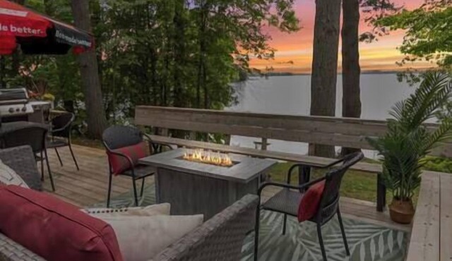Blue Heron Lakefront Cottage w/Hot Tub