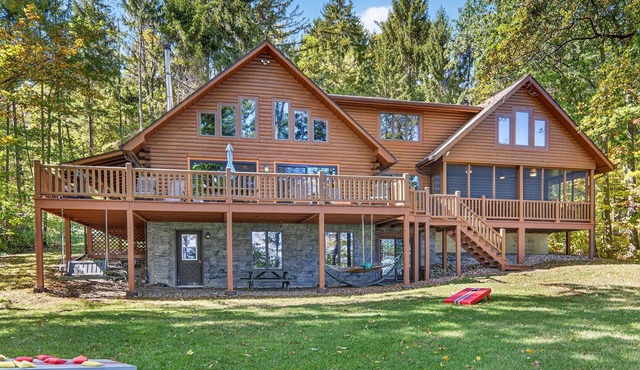 Blue Heron Lodge- Lakefront luxury with boat dock